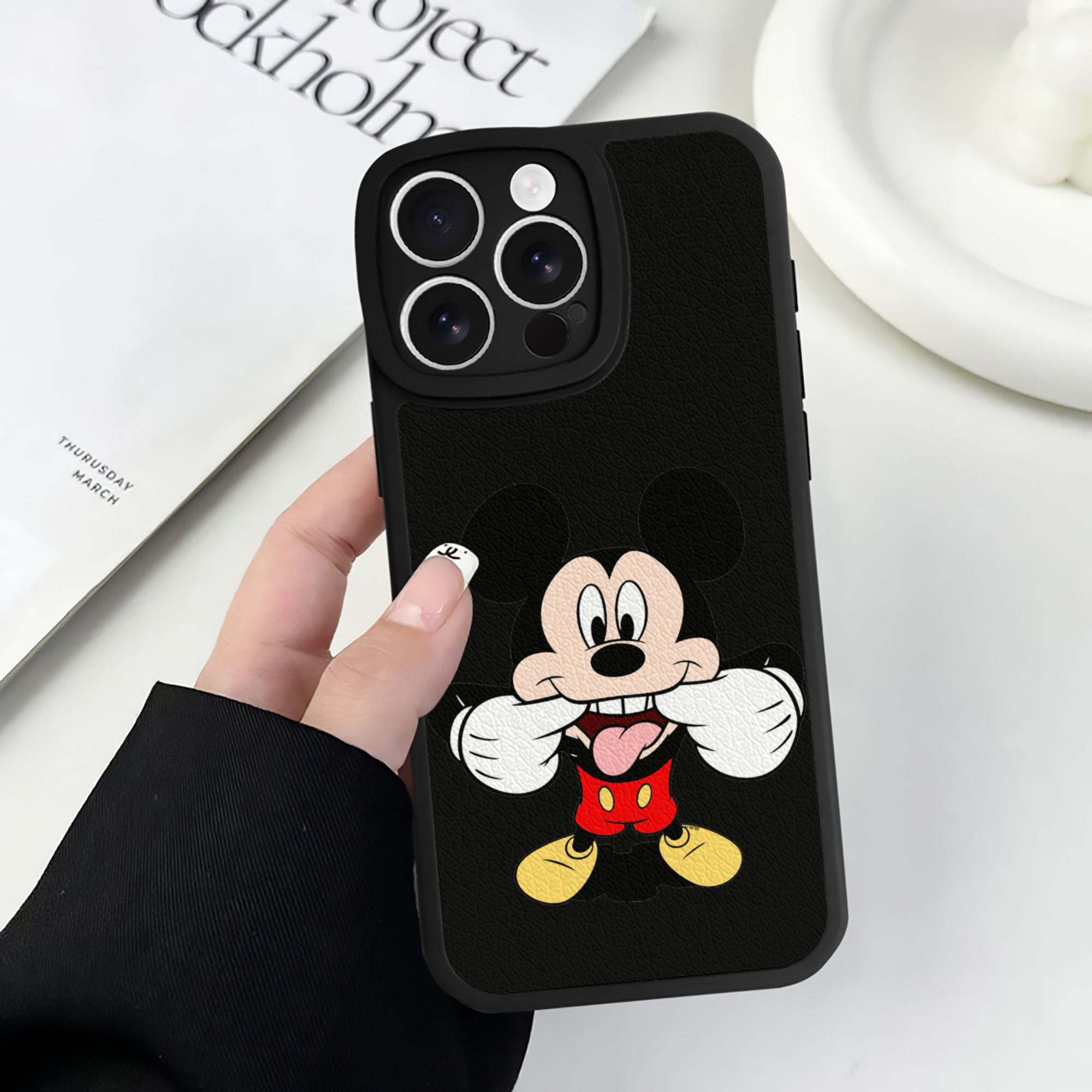 （画像用） ミッキーマウス Mickey Mouse 【iPhone 16シリーズ対応】シリコンスマホケース（レザー調） 材質：シリコン
